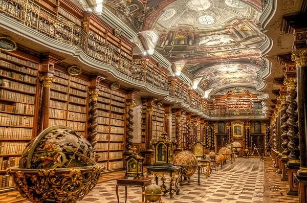 Thư viện quốc gia Cộng hòa Séc còn có tên gọi là Klementinum, được mở cửa từ năm 1722, nằm trong quần thể trường dòng Prague