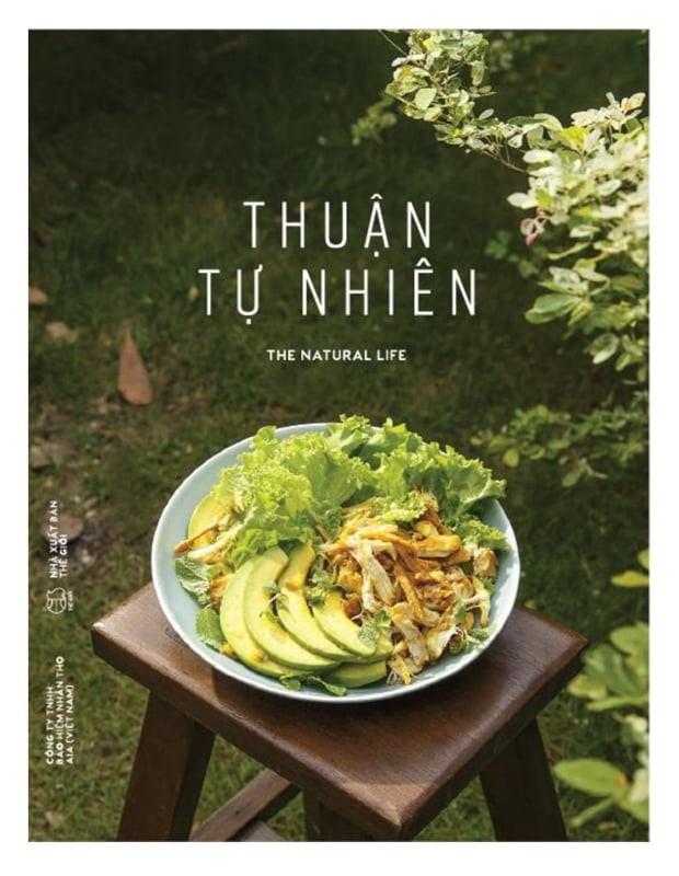 Ảnh bìa của cuốn sách Thuận tự nhiên với một màu xanh tươi mát