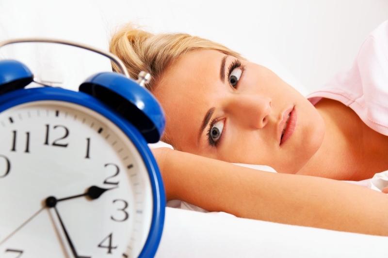 Thức khuya là một trong những nguyên nhân ảnh hưởng vô cùng xấu đến làn da của của chị em phụ nữ