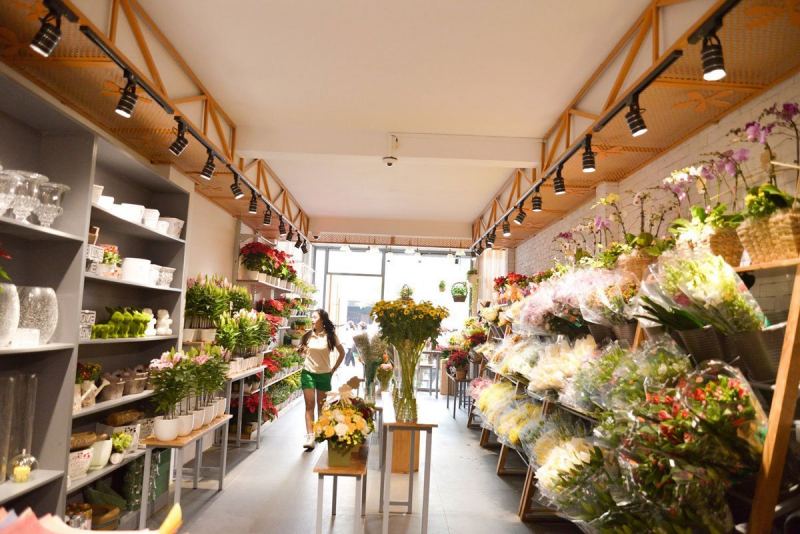 bán hoa tươi còn bao hàm những yếu tố nghệ thuật nên trong việc bài trì cửa hàng bạn cũng cần làm sao để toát lên điều ấy.