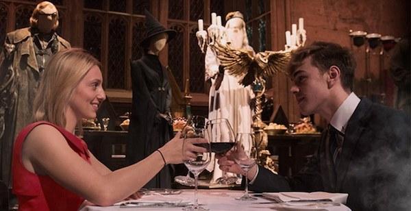 Một cặp đôi thưởng thức bữa tối tại Đại Sảnh Đường Hogwarts