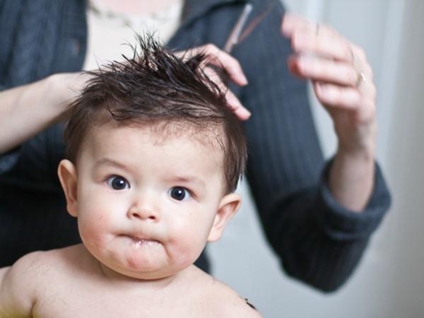 Da đầu bé sơ sinh rất mỏng, nếu có chút bất cẩn, việc cắt tóc cho trẻ sẽ dẫn đến nguy cơ trầy xước da, dẫn đến nhiễm trùng da.
