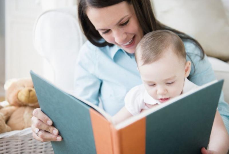 Cha mẹ nên đọc truyện cho bé nghe mỗi ngày.