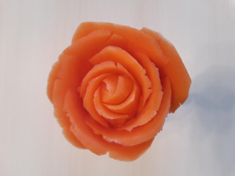 Tỉa hoa hồng từ cà rốt
