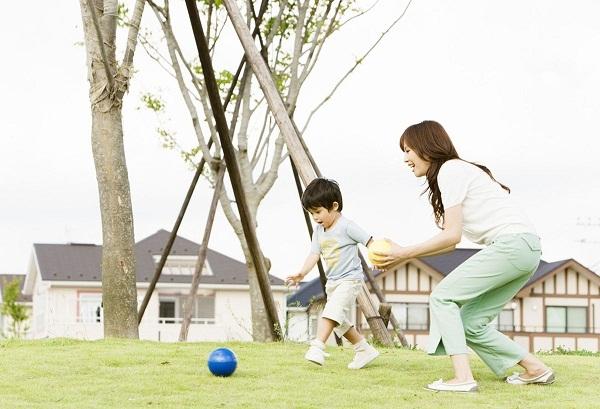 Cha mẹ Nhật tích cực cho trẻ vận động nâng cao thể chất