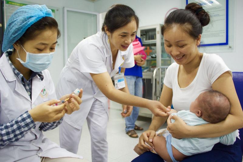 ﻿﻿Để chuẩn bị cho mũi vắc xin tiêm chủng “đầu đời”, tất cả các trẻ sơ sinh đều được khám sàng lọc trước tiêm.