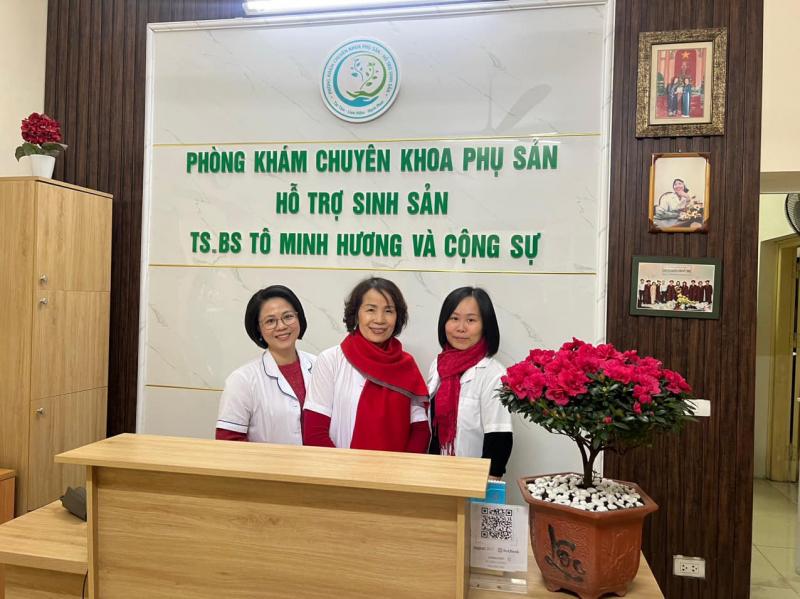 Tiến sĩ, Bác sĩ Tô Minh Hương (Người đứng giữa)