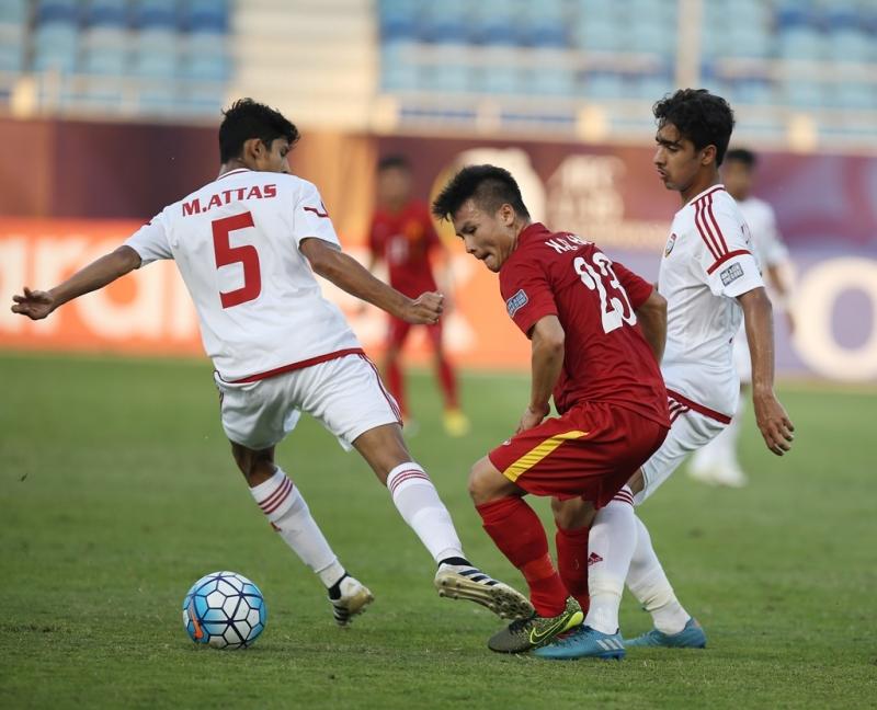 Quang Hải trong vòng vây của 2 cầu thủ UAE