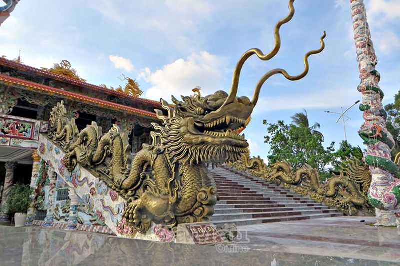 Cặp rồng chầu uy nghiêm trước sân chùa Thiền Lâm