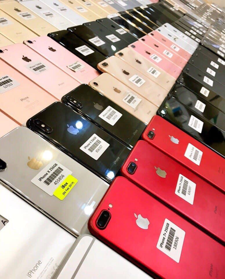 iPhone được trưng bày tại Tín Nhân Apple