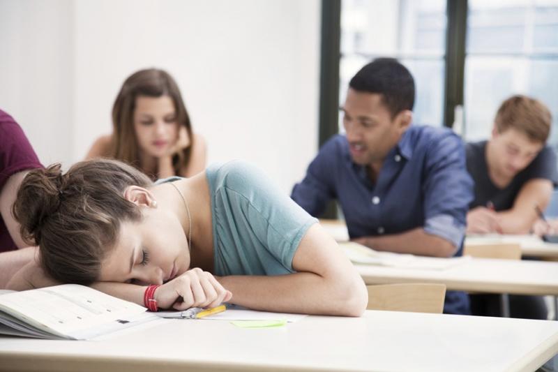 Học sinh học kém, hay đi học muộn, ngủ gật trong lớp.