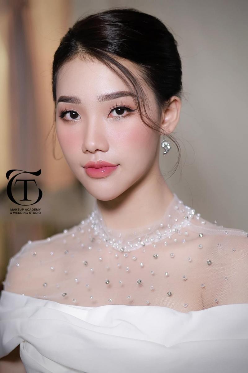Tiny Trần makeup