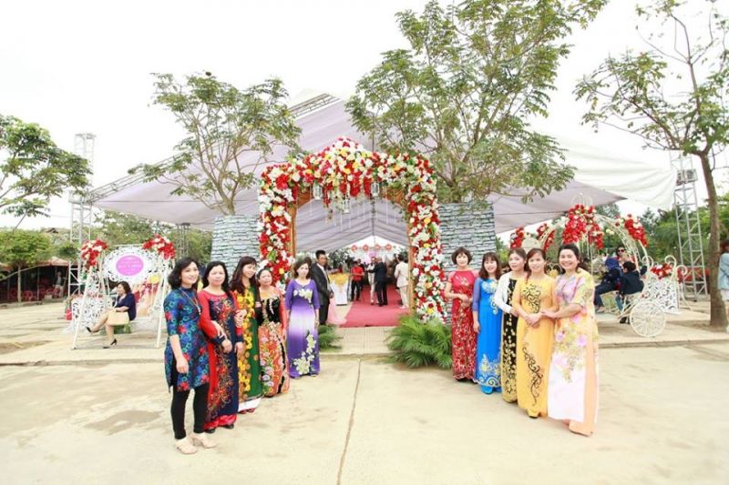 Tiệc cưới được tổ chức ở vườn hoa Nhật Tân