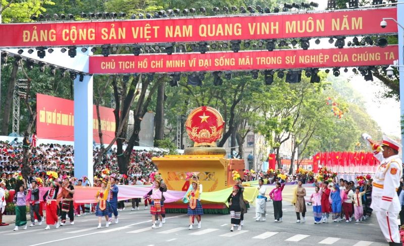 Hình ảnh Quốc kỳ nước CHXHCN Việt Nam đang tiến vào lễ đài