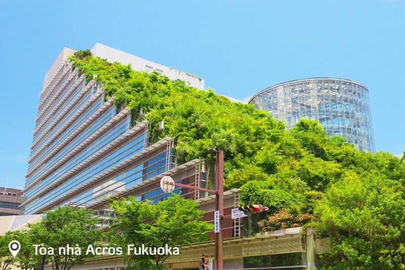Tòa nhà có hình dáng như một kim thử tháp phủ đầy thảm thực vật xanh tươi