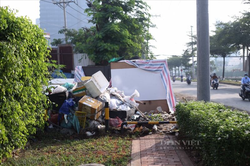 Những đống rác tự phát rất hôi và ảnh hưởng nghiêm trọng đến cuộc sống người dân. (Ảnh: Danviet)