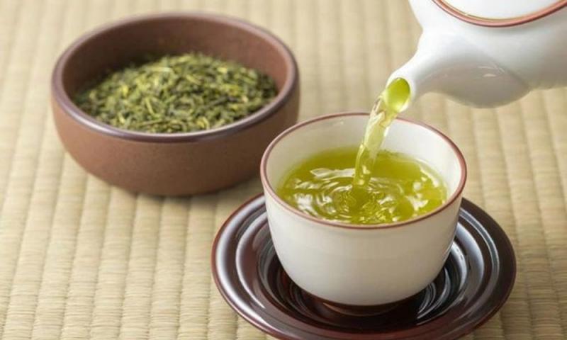 Trà xanh là một loại trà được biết đến với nhiều lợi ích cho sức khỏe, trong đó bao gồm khả năng hỗ trợ điều trị táo bón