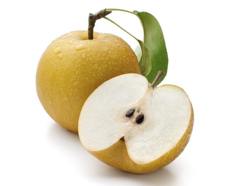Ăn những loại trái cây giòn và nhiều chất xơ như táo, lê cũng góp phần cải thiện màu răng