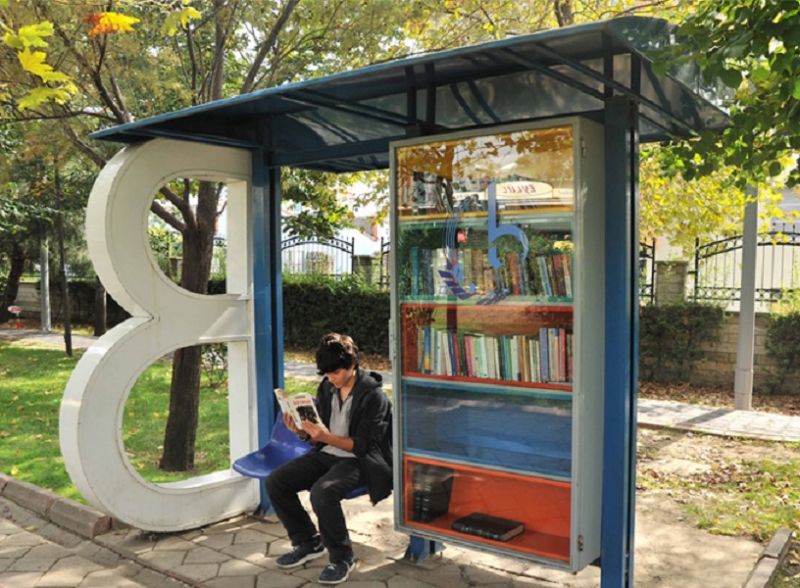 Trạm dừng xe buýt thư viện ở Bagcılar, Istanbul, Thổ Nhĩ Kỳ