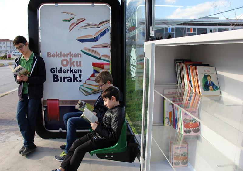 Trạm dừng xe buýt thư viện ở Bagcılar, Istanbul, Thổ Nhĩ Kỳ