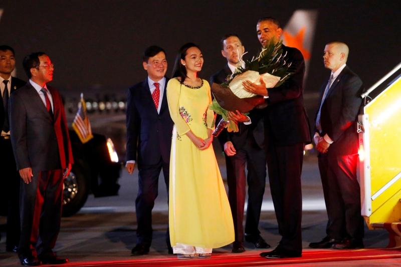 Hình ảnh Mỹ Linh tặng hoa cho Tổng thống Obama được lan truyền