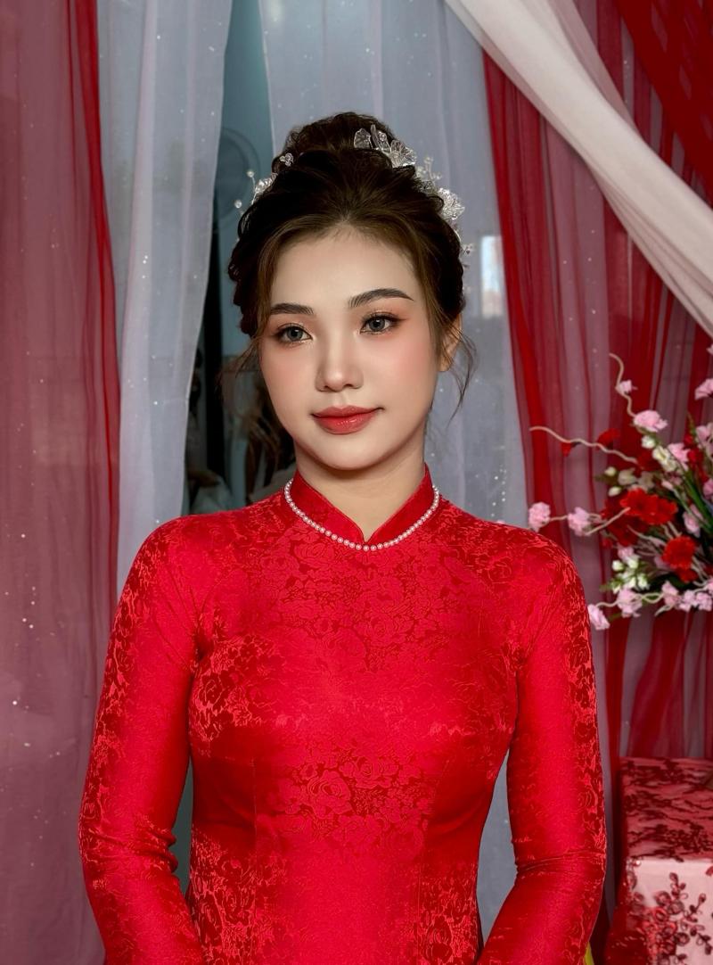 Trang Nguyen makeup