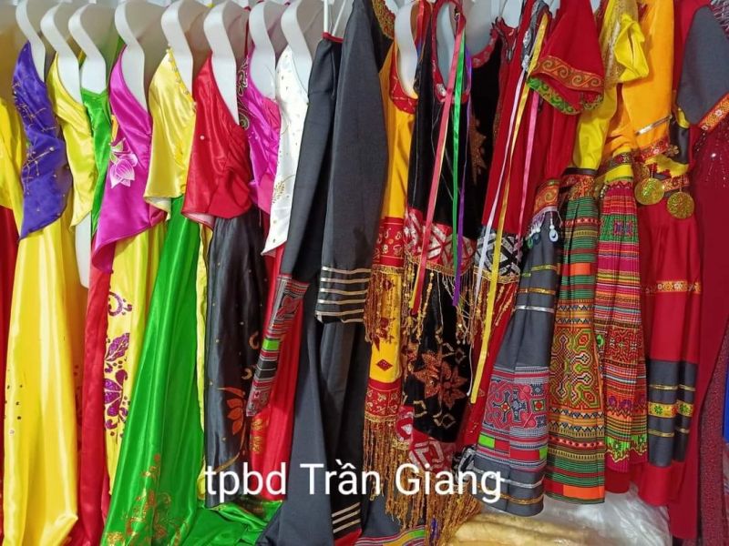 Trang phục biểu diễn Trần Giang