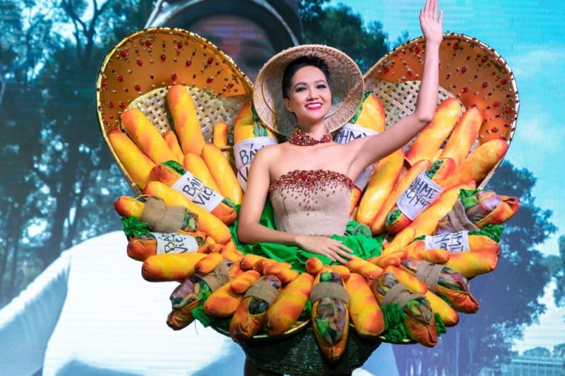 Trang phục dân tộc Bánh mì của Hoa hậu H’Hen Niê tại cuộc thi Hoa hậu Hoàn vũ Thế giới 2018