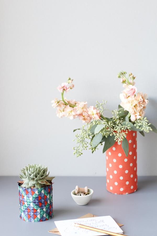 Việc trang trí phòng làm việc bằng những bình hoa sẽ giúp cho bạn thư giãn đầu óc