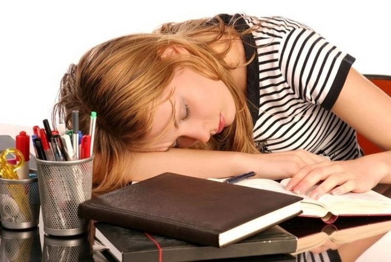 Thức khuya dễ gây ra tình trạng mệt mỏi và thiếu ngủ