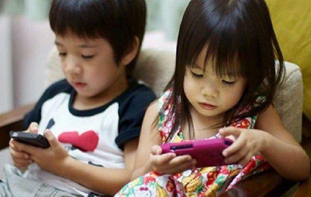 Trẻ thích xem điện thoại, máy tính bảng