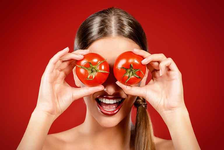 Trị mụn bằng cà chua