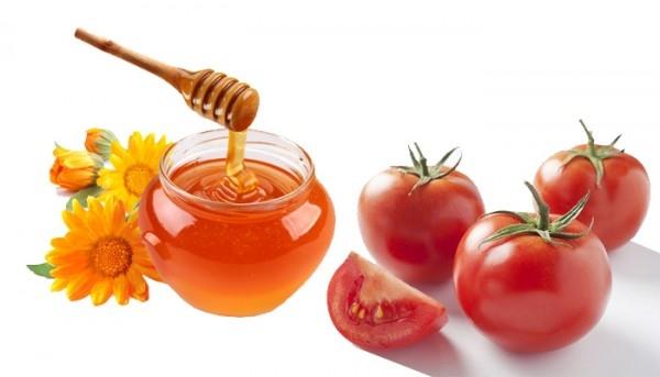 Sự kêt hợp giữa cà chua và mật ong giúp hạn chế mụn trứng cá và sẹo vô cùng hiệu quả.