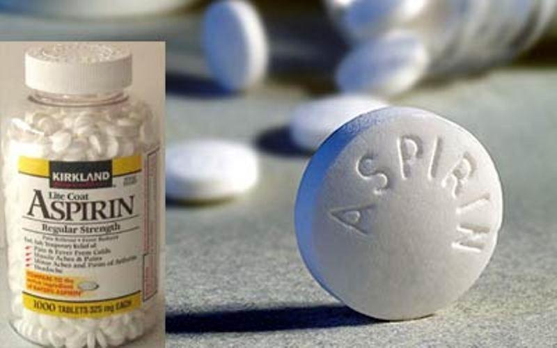 Aspirin cùng dầu gội hiệu quả trong trị gàu.
