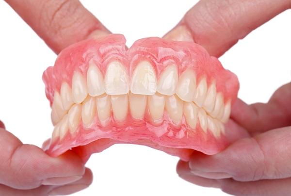 Phương pháp trồng răng bằng hàm giả tháo lắp truyền thống