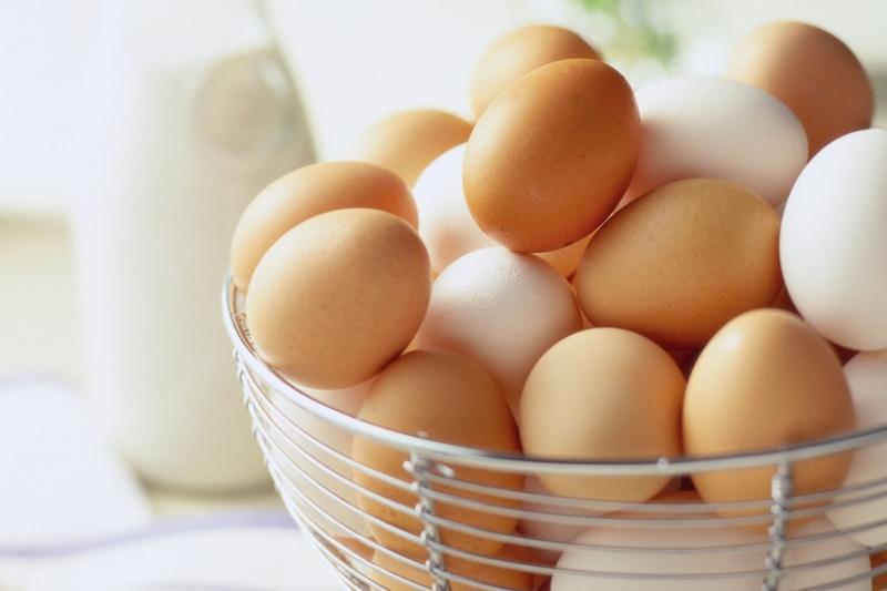 Trứng là loại thực phẩm chứa nhiều protein và chất sắc có lợi cho việc nuôi dưỡng não của bé.