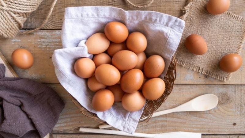 Chất colin có trong lòng đỏ trứng gà có vai trò quan trọng trong việc sản xuất các chất dẫn truyền thần kinh trong não giúp điều chỉnh tâm trạng, hành vi và bộ nhớ của bạn tốt hơn