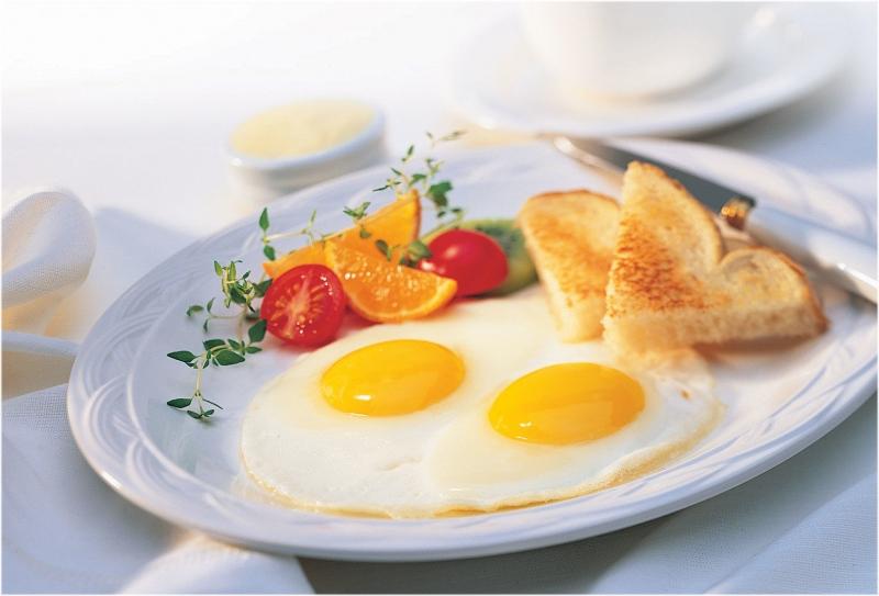 Trứng ốp la cho bữa sáng tốt cho mẹ và bé.