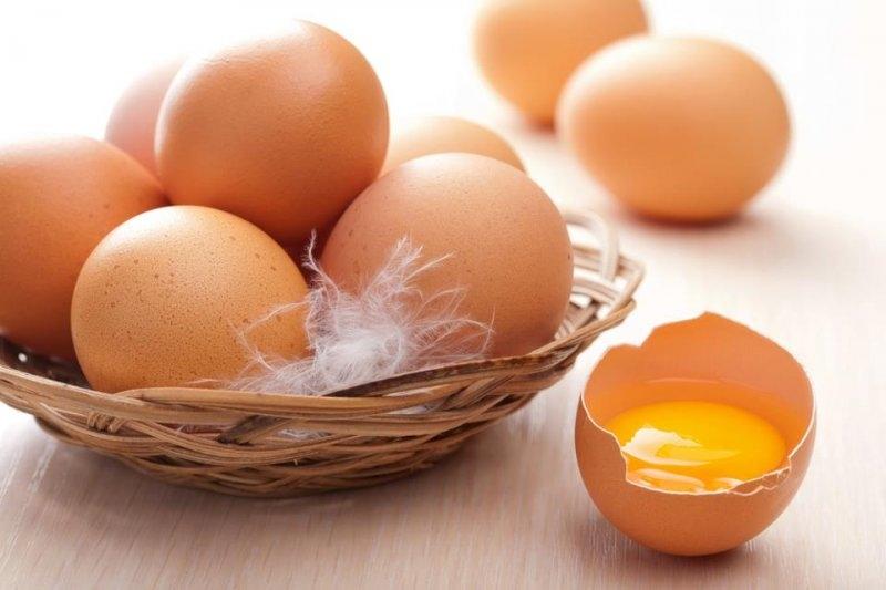 Ăn trứng gà sống mang theo rất nhiều vi khuẩn vào cơ thể