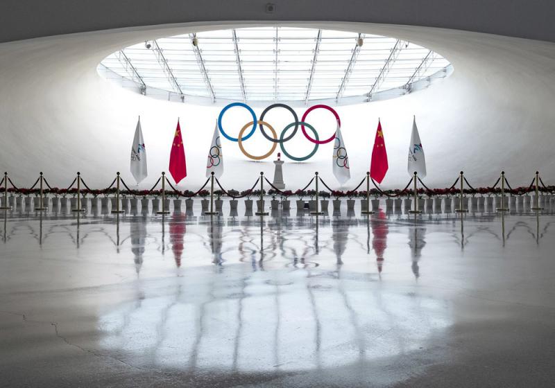 Ngọn đuốc Thế vận hội được trưng bày tại giữa Tháp Olympic Bắc Kinh. (Ảnh: Getty Images)