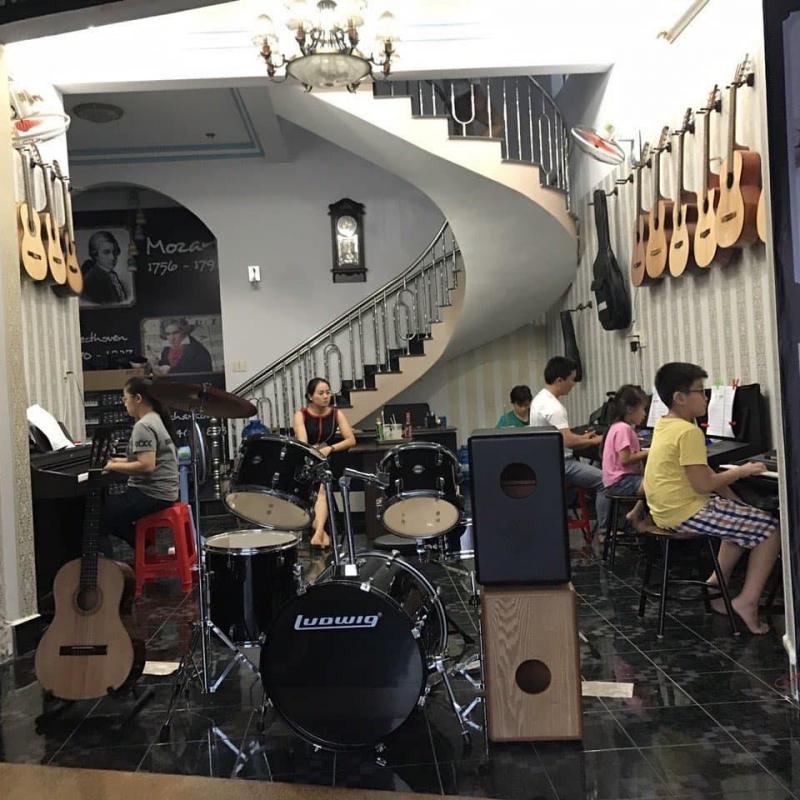 Các học viên đang thực hành tại trung tâm Âm nhạc SteinWay