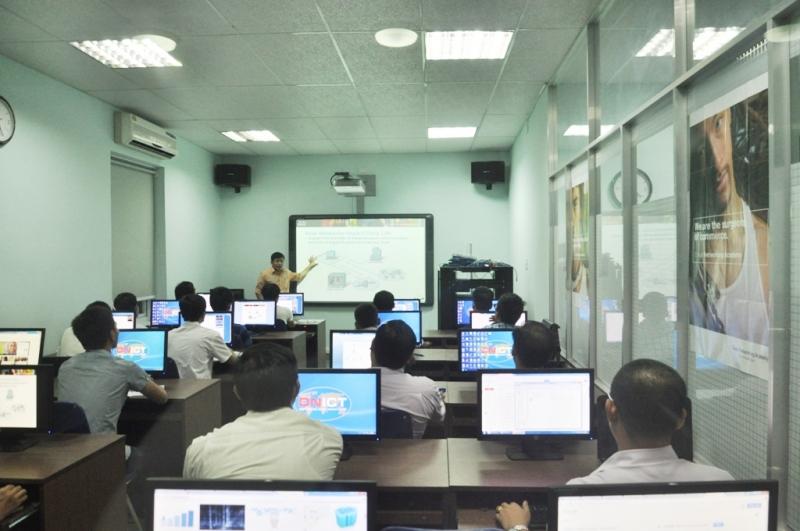 Một buổi thực hành của học viên tại trung tâm CNTT và truyền thông thành phố Đà Nẵng.