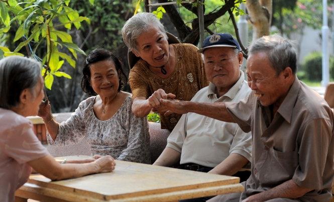 Người cao tuổi trò chuyện vui vẻ tại Trung tâm dưỡng lão Thị Nghè
