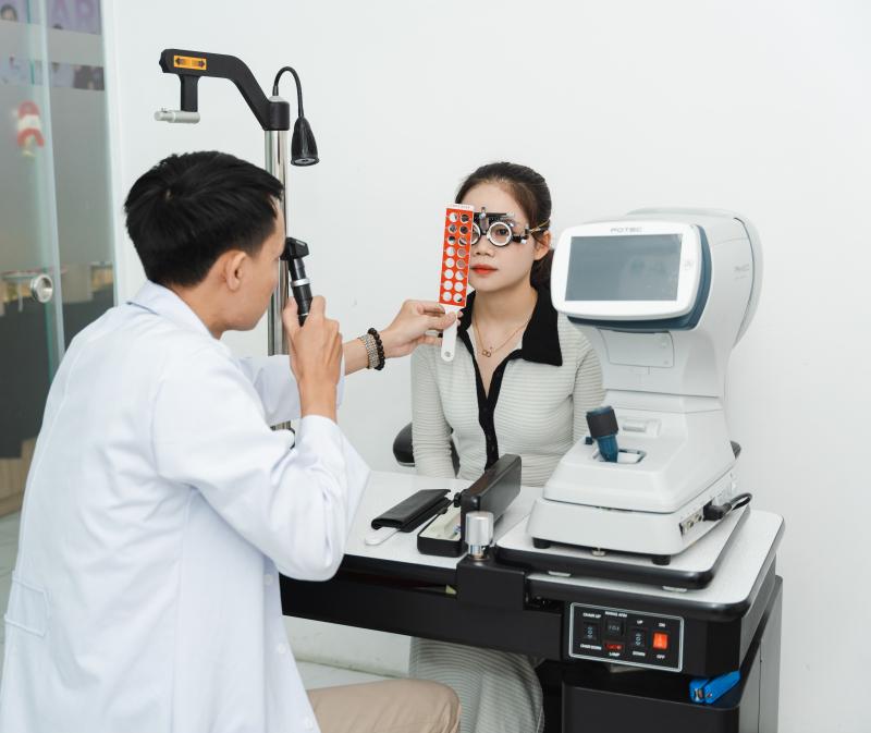 Bệnh nhân được kiểm tra thị lực tại Phòng khám chuyên khoa Mắt 3P