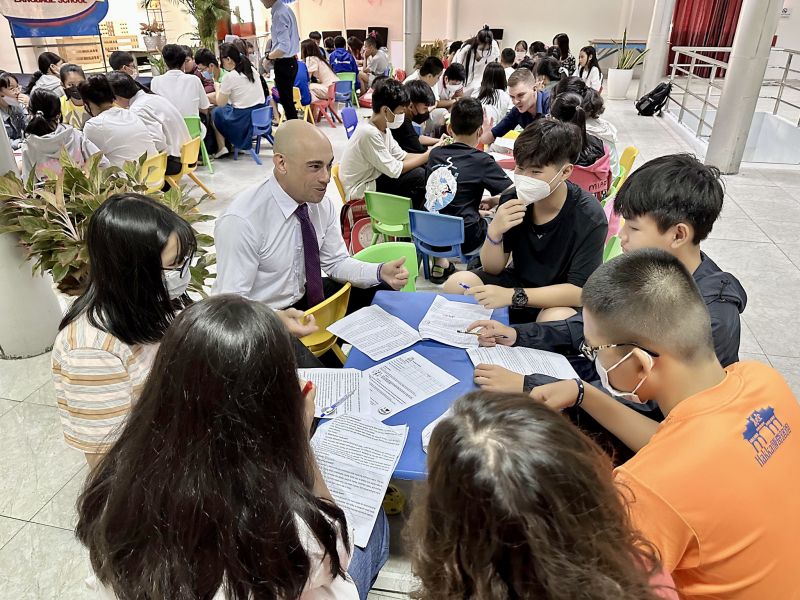 Giáo viên và học viên tại Trung tâm Ngoại ngữ Dương Minh