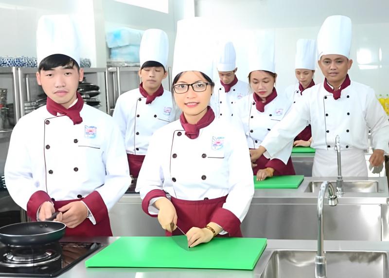 Khóa học nấu ăn tại trường cao đẳng Phương Đông Đà Nẵng