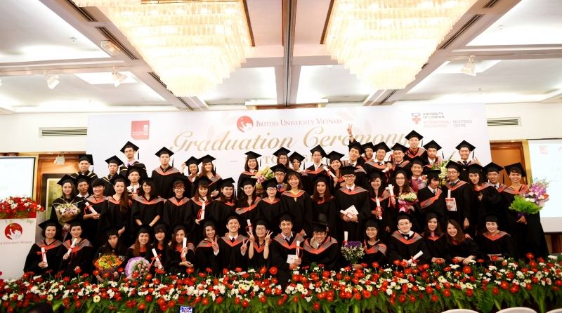 Sinh viên đại học Anh Quốc làm lễ tốt nghiệp