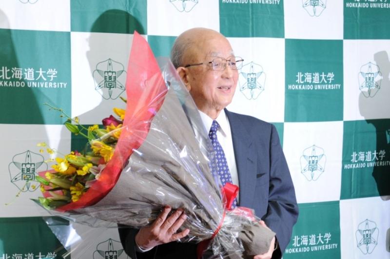 Giáo sư Suzuki Akira nhận giải Nobel Hóa học đã nhiều năm nghiên cứu tại trường