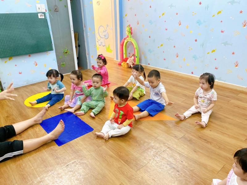 Trường mầm non Ban Mai Xanh có chương trình giáo dục đầy đủ và phong phú, bao gồm các hoạt động học tập, vui chơi, giải trí