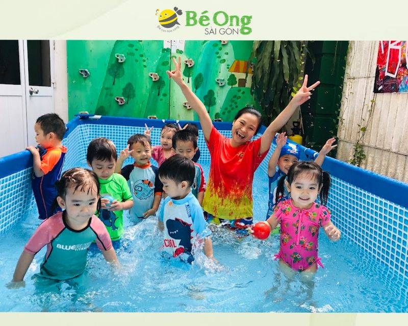 Các bé tại Trường mầm non Bé Ong Sài Gòn với các trò chơi thú vị dưới nước